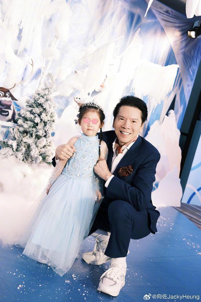 向佐国庆节为3岁女儿庆生，郭碧婷穿得像贵妇
