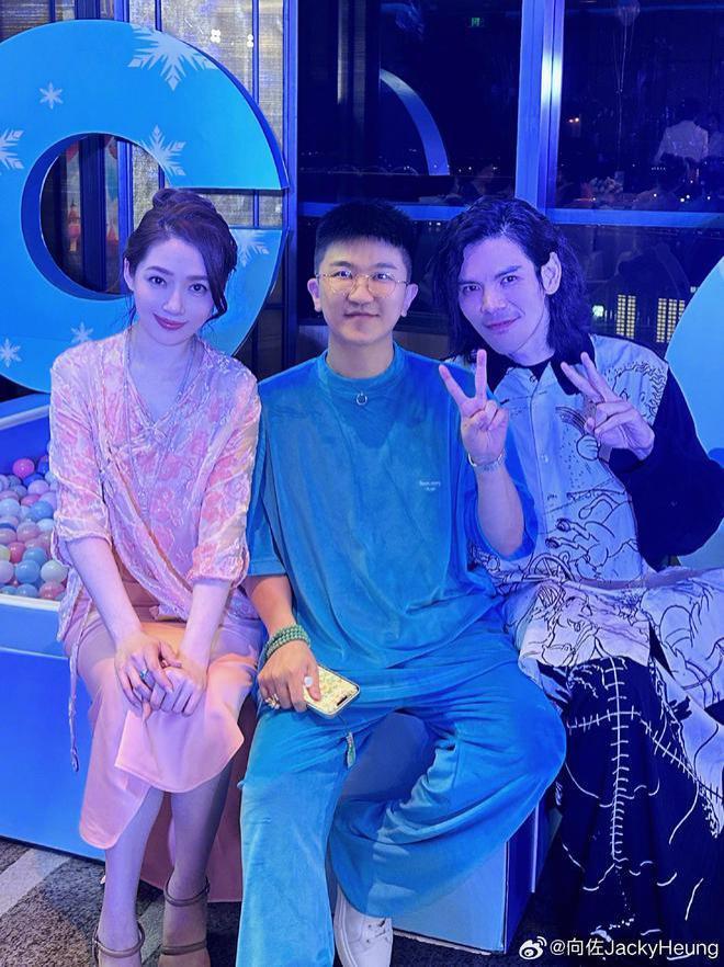 向佐国庆节为3岁女儿庆生，郭碧婷穿得像贵妇