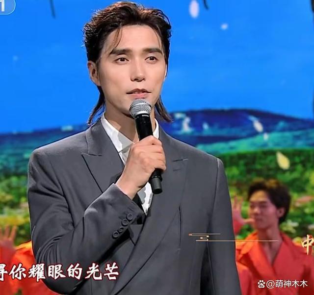 国庆晚会群星璀璨：张韶涵元气满满，谭维维项链抢镜，周深书生气