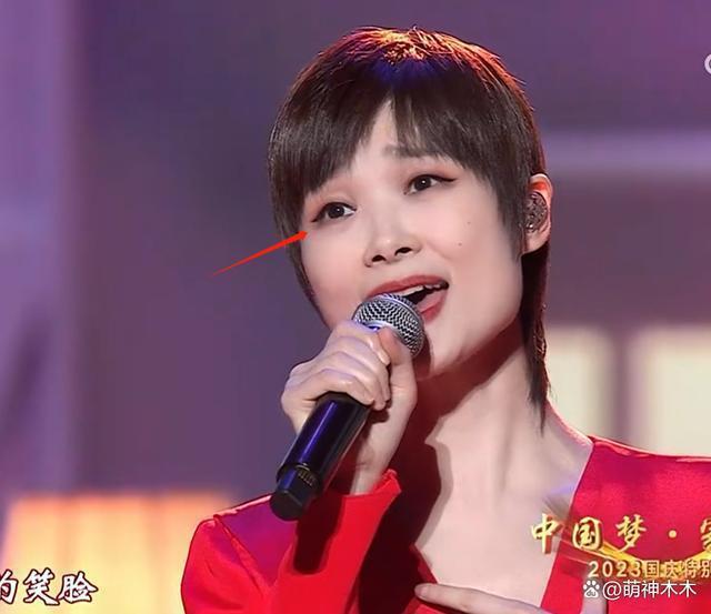 国庆晚会群星璀璨：张韶涵元气满满，谭维维项链抢镜，周深书生气