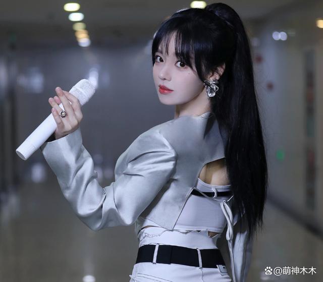 国庆晚会群星璀璨：张韶涵元气满满，谭维维项链抢镜，周深书生气