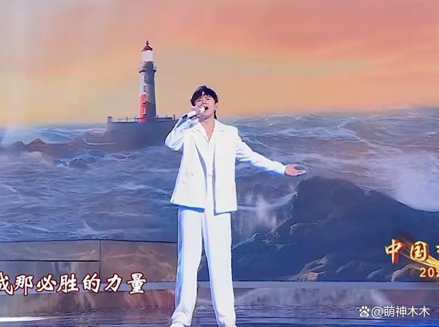 国庆晚会群星璀璨：张韶涵元气满满，谭维维项链抢镜，周深书生气