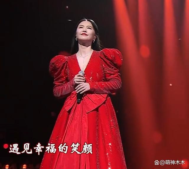 国庆晚会群星璀璨：张韶涵元气满满，谭维维项链抢镜，周深书生气
