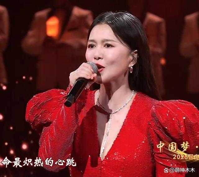 国庆晚会群星璀璨：张韶涵元气满满，谭维维项链抢镜，周深书生气