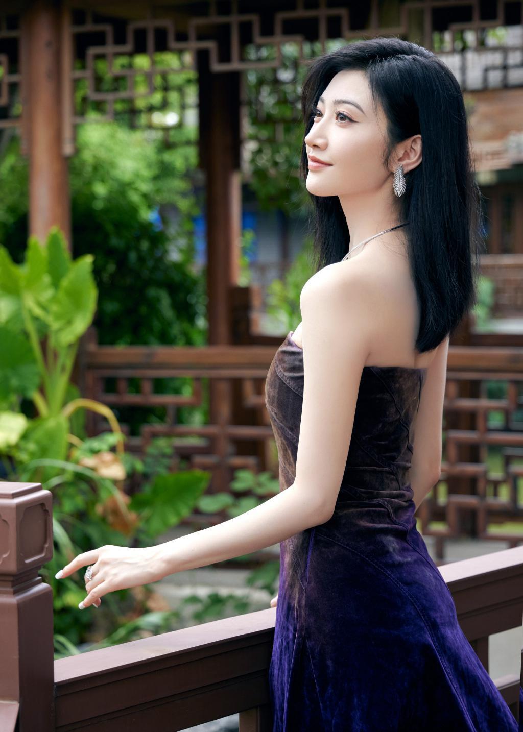 景甜银幕光影流动，绽放浪漫姿态