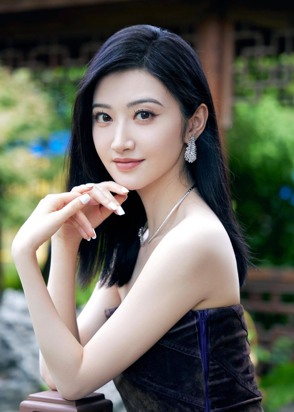 景甜银幕光影流动，绽放浪漫姿态