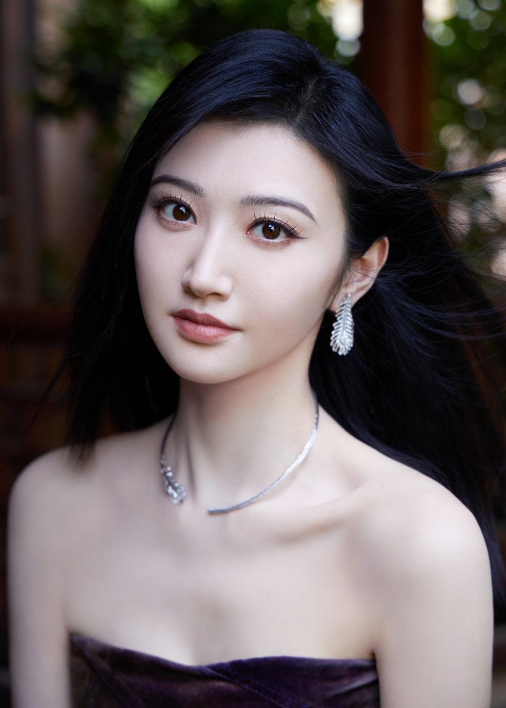 景甜银幕光影流动，绽放浪漫姿态