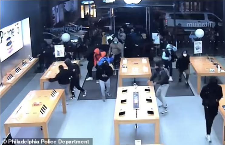 美国蒙面劫匪洗劫苹果店，苹果禁用失窃设备，劫匪生气怒砸设备