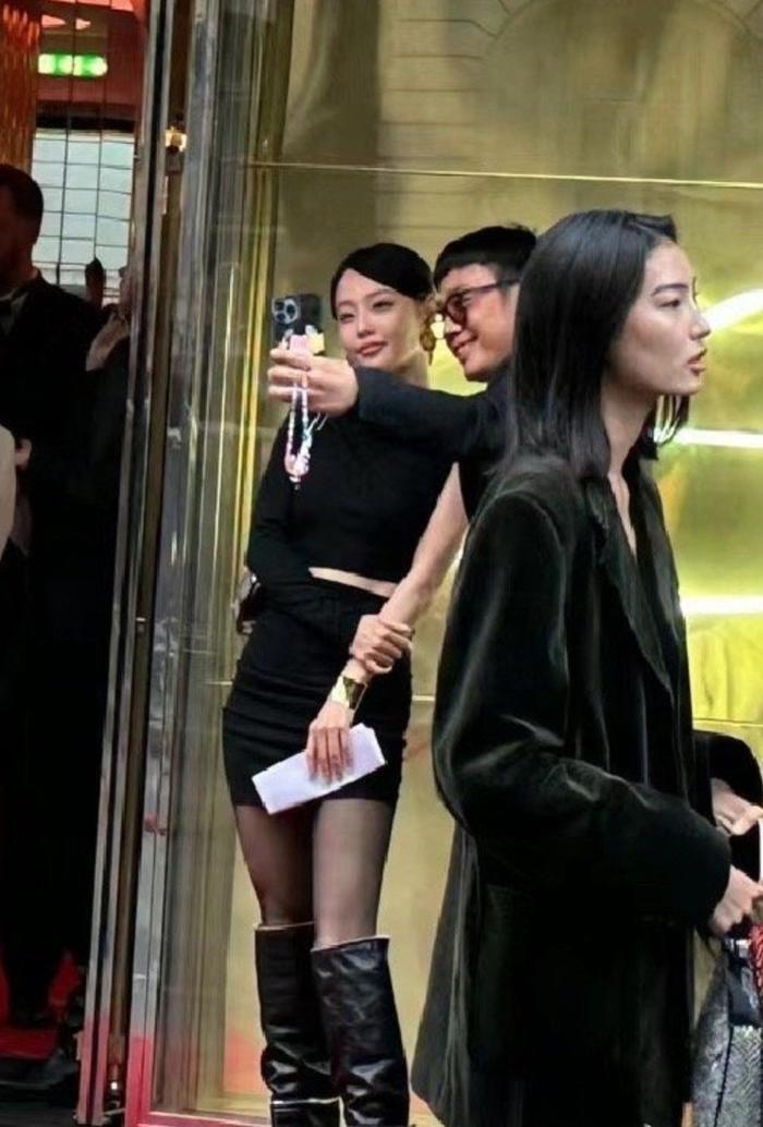 疯马秀后劲儿大，杨颖张嘉倪观看Lisa表演被骂，已被平台删除作品