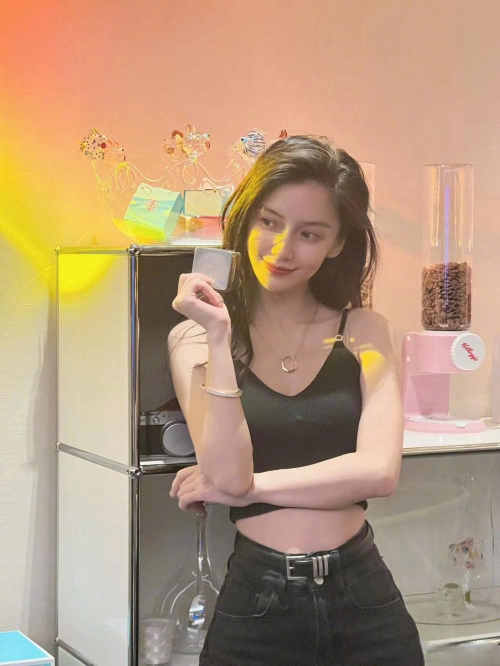 疯马秀后劲儿大，杨颖张嘉倪观看Lisa表演被骂，已被平台删除作品