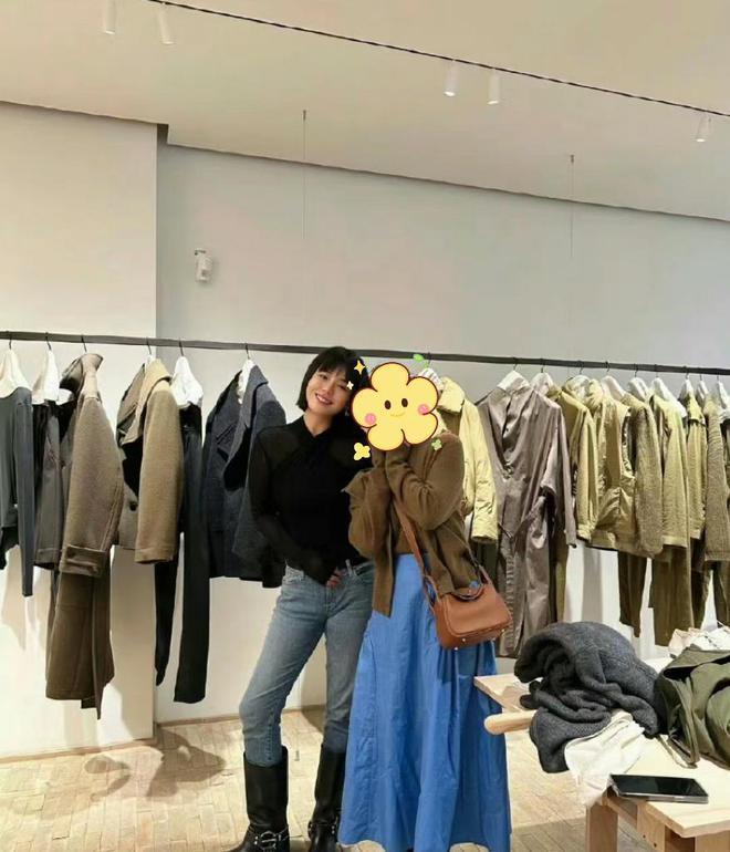 马思纯现身巴黎被偶遇，近状曝光差点认不出，身材暴瘦模样变化大