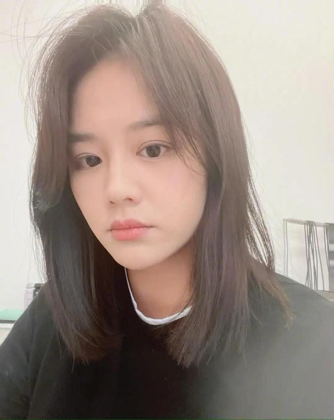 马思纯现身巴黎被偶遇，近状曝光差点认不出，身材暴瘦模样变化大