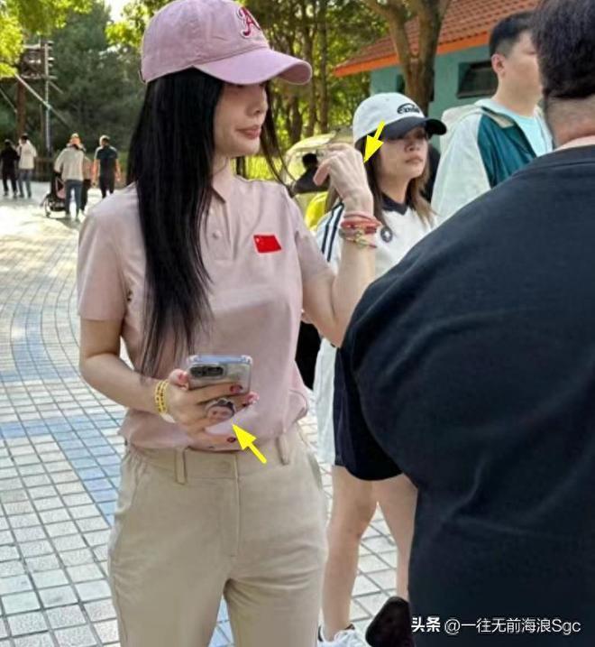 李小璐母女国庆被偶遇，10岁甜馨黑到认不出，还对李小璐翻白眼！