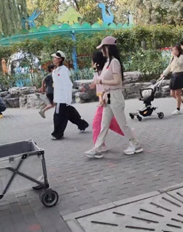李小璐母女国庆被偶遇，10岁甜馨黑到认不出，还对李小璐翻白眼！