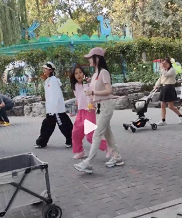 李小璐母女国庆被偶遇，10岁甜馨黑到认不出，还对李小璐翻白眼！