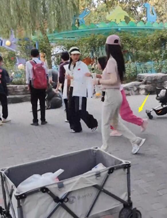 李小璐母女国庆被偶遇，10岁甜馨黑到认不出，还对李小璐翻白眼！