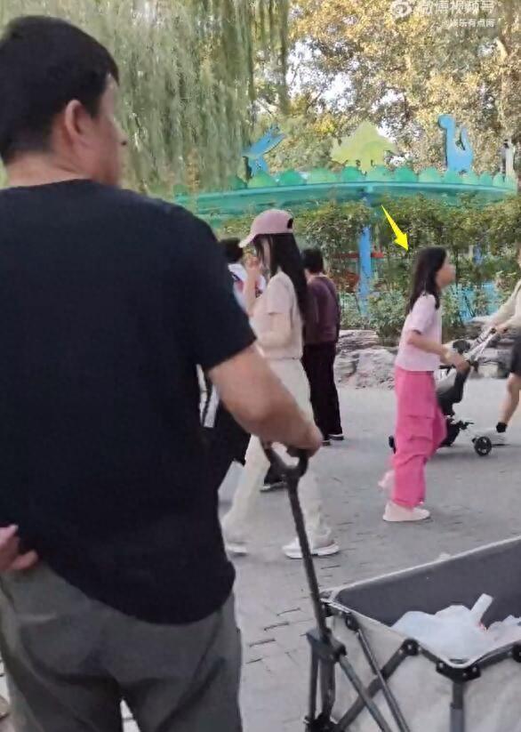 李小璐母女国庆被偶遇，10岁甜馨黑到认不出，还对李小璐翻白眼！