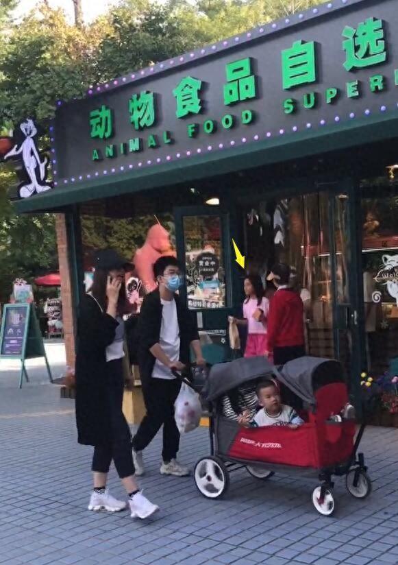 李小璐母女国庆被偶遇，10岁甜馨黑到认不出，还对李小璐翻白眼！