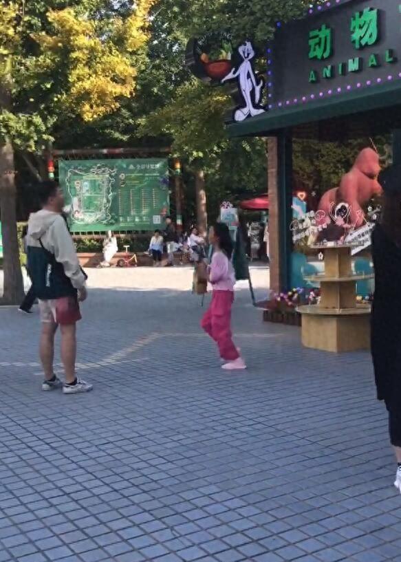 李小璐母女国庆被偶遇，10岁甜馨黑到认不出，还对李小璐翻白眼！