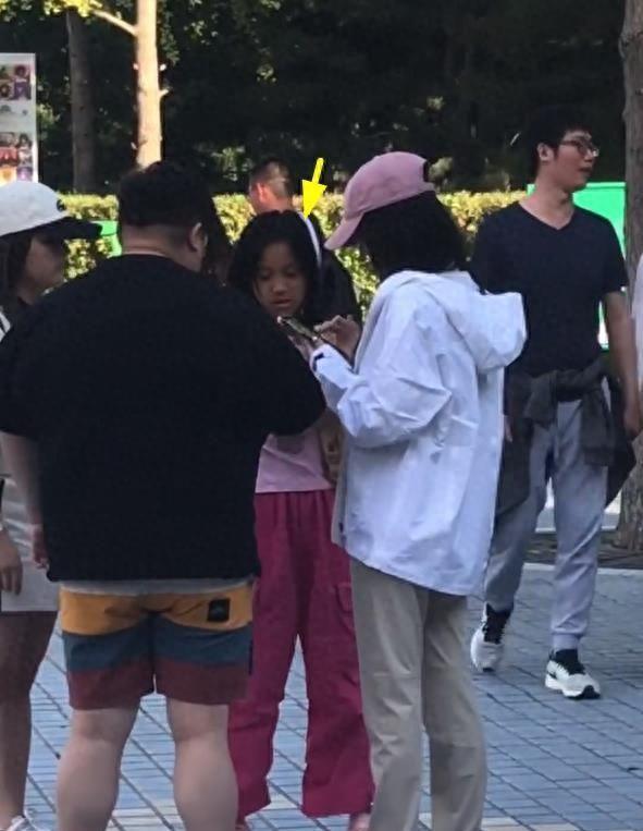 李小璐母女国庆被偶遇，10岁甜馨黑到认不出，还对李小璐翻白眼！