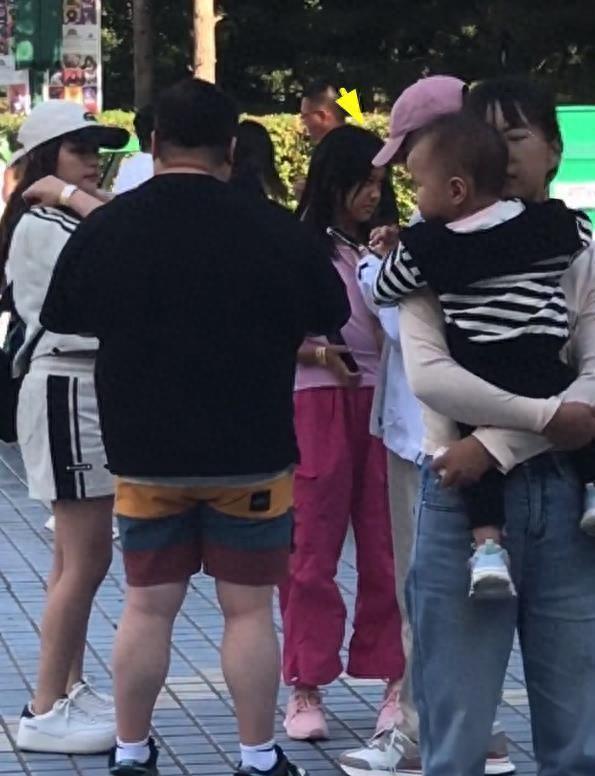 李小璐母女国庆被偶遇，10岁甜馨黑到认不出，还对李小璐翻白眼！