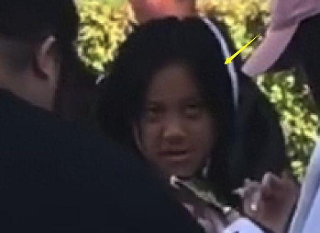 李小璐母女国庆被偶遇，10岁甜馨黑到认不出，还对李小璐翻白眼！