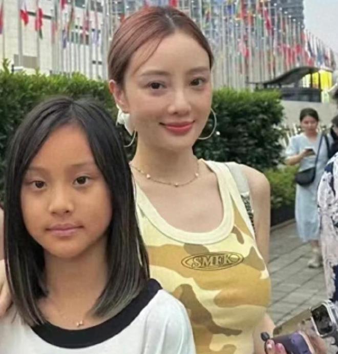 李小璐母女国庆被偶遇，10岁甜馨黑到认不出，还对李小璐翻白眼！