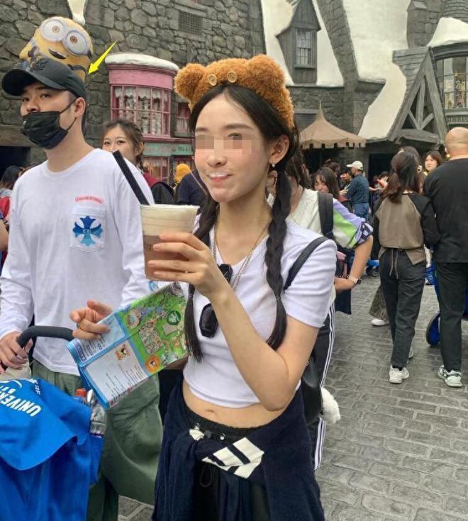 陈赫一家4口被偶遇，39岁张子萱又高又瘦，3岁小女儿热情乖巧！