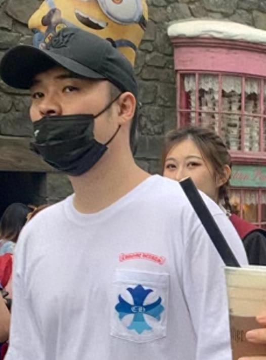 陈赫一家4口被偶遇，39岁张子萱又高又瘦，3岁小女儿热情乖巧！