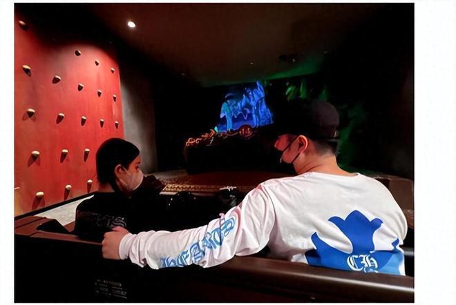 陈赫一家4口被偶遇，39岁张子萱又高又瘦，3岁小女儿热情乖巧！