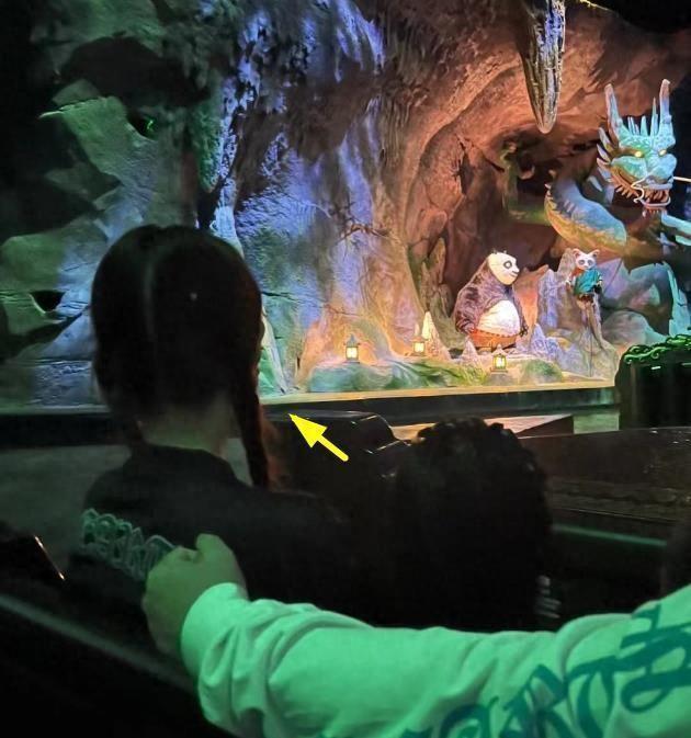 陈赫一家4口被偶遇，39岁张子萱又高又瘦，3岁小女儿热情乖巧！