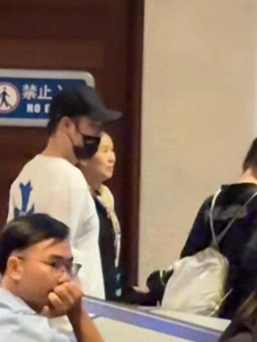 陈赫一家4口被偶遇，39岁张子萱又高又瘦，3岁小女儿热情乖巧！