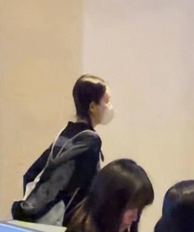 陈赫一家4口被偶遇，39岁张子萱又高又瘦，3岁小女儿热情乖巧！