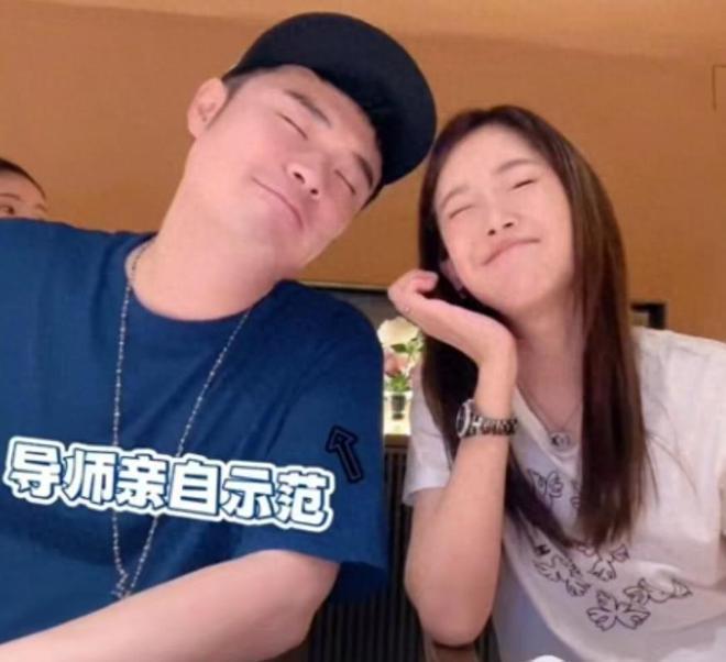 陈赫一家4口被偶遇，39岁张子萱又高又瘦，3岁小女儿热情乖巧！