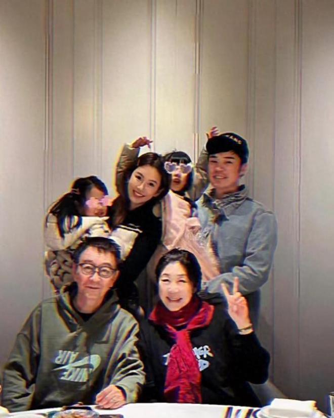 陈赫一家4口被偶遇，39岁张子萱又高又瘦，3岁小女儿热情乖巧！