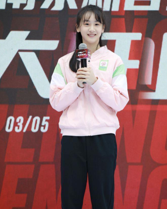 田亮父女拍广告，15岁森碟身高直追爸爸腿一样粗，长得像孪生兄妹