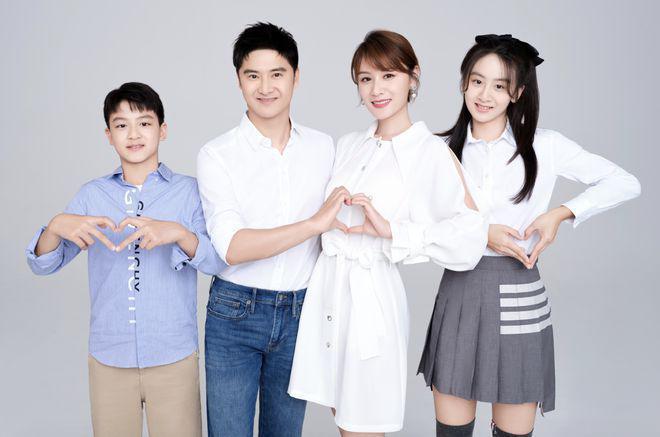 田亮父女拍广告，15岁森碟身高直追爸爸腿一样粗，长得像孪生兄妹