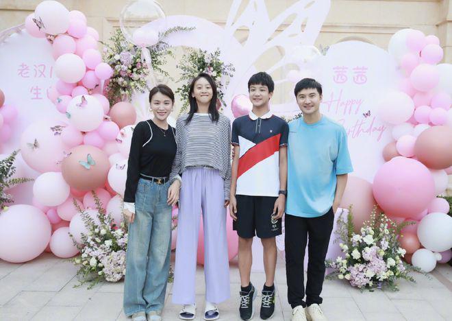 田亮父女拍广告，15岁森碟身高直追爸爸腿一样粗，长得像孪生兄妹