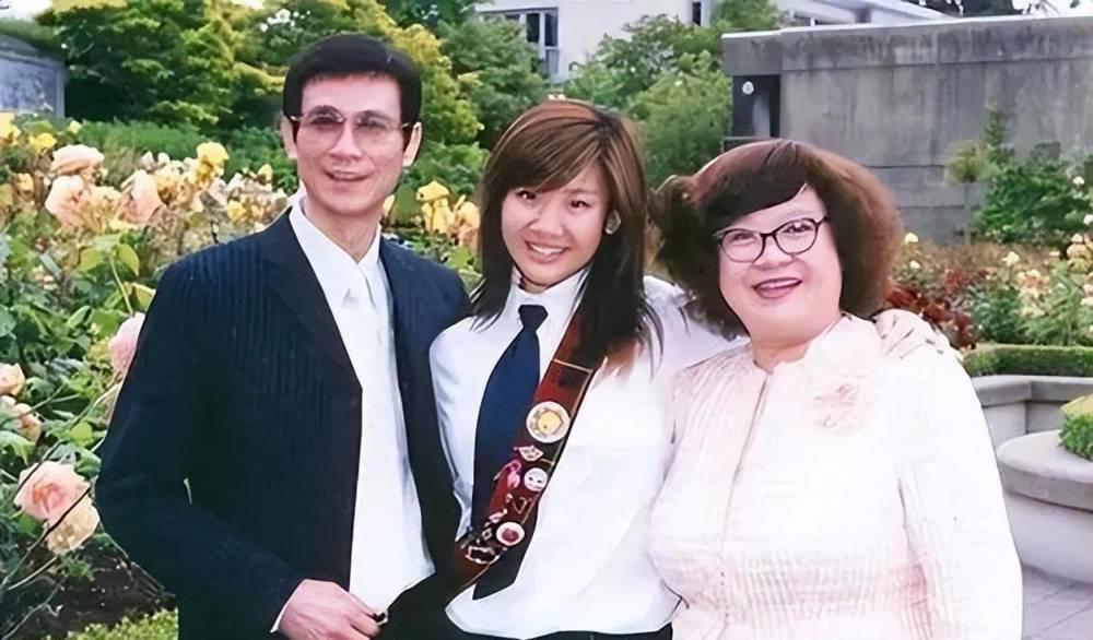 管生不管养？郑少秋长女在美突然自尽身亡，老戏骨被质疑私德有亏