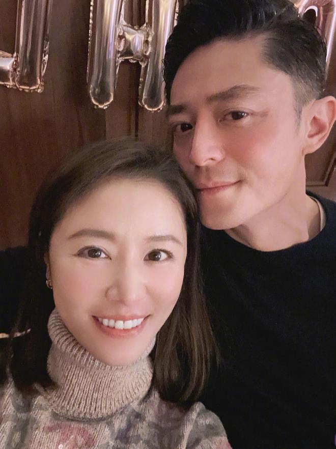 林心如重返内地工作，与谢娜合体录节目被偶遇，47岁近状保持超好|霍建华|佟大为|刘亦菲|女明星_网易订阅