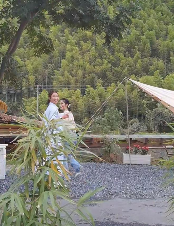 林心如重返内地工作，与谢娜合体录节目被偶遇，47岁近状保持超好|霍建华|佟大为|刘亦菲|女明星_网易订阅