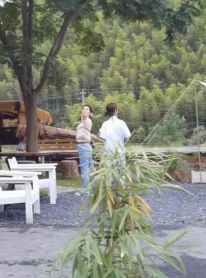 林心如重返内地工作，与谢娜合体录节目被偶遇，47岁近状保持超好|霍建华|佟大为|刘亦菲|女明星_网易订阅