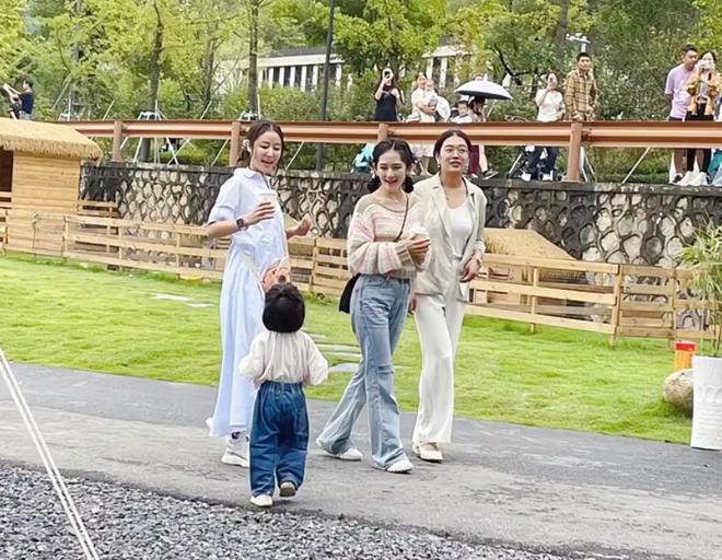 林心如重返内地工作，与谢娜合体录节目被偶遇，47岁近状保持超好|霍建华|佟大为|刘亦菲|女明星_网易订阅