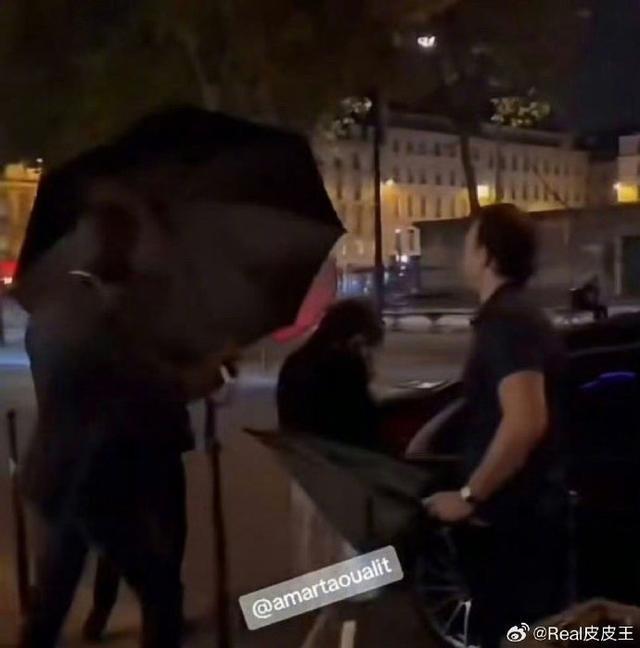 Lisa与lv三公子再被拍到一同外出 无刘海造型颜值引热议