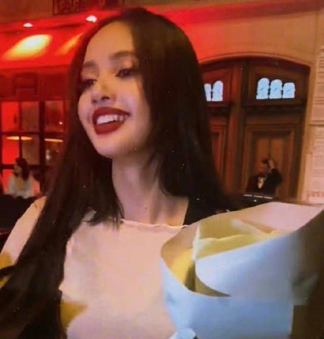 Lisa与lv三公子再被拍到一同外出 无刘海造型颜值引热议