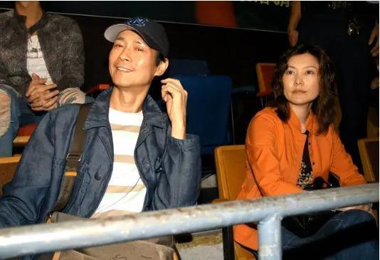 郑少秋长女在美自杀原因曝光，歌手甄妮痛批：风流自私