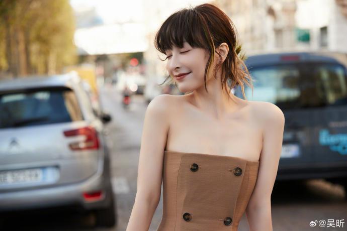 吴昕晒时装周美图 自称裙子差点没穿进去