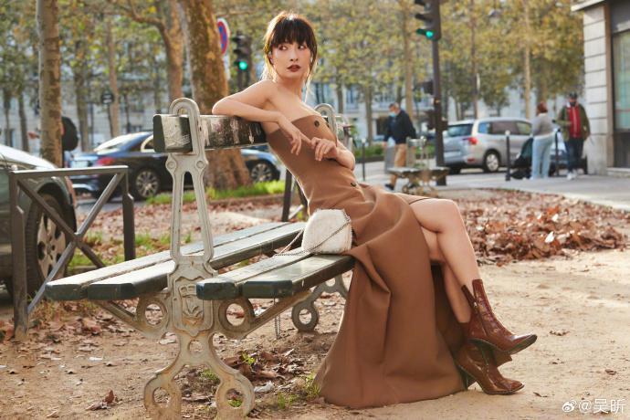 吴昕晒时装周美图 自称裙子差点没穿进去