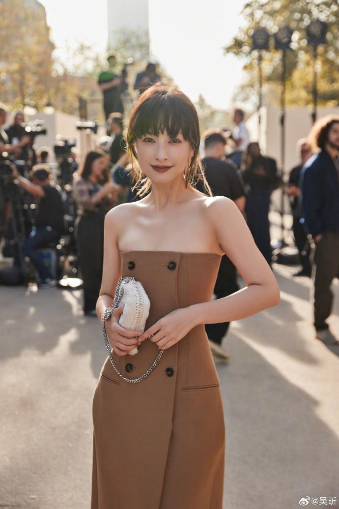 吴昕晒时装周美图 自称裙子差点没穿进去