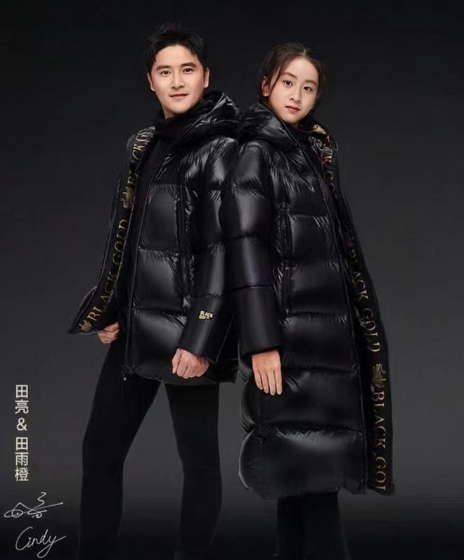 田亮父女拍广告，森碟身高直追爸爸，长得像孪生兄妹